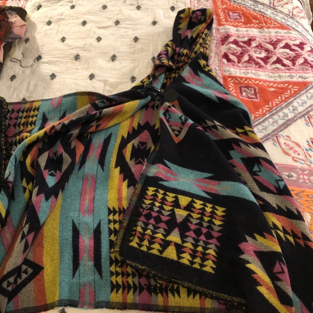 Aztec patterned poncho - Picture 3 of 4